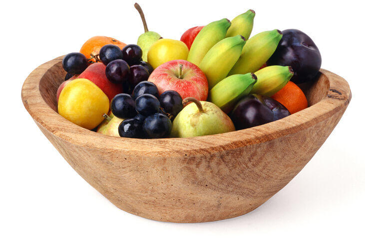 Obstkorb auf weißem Hintergrund