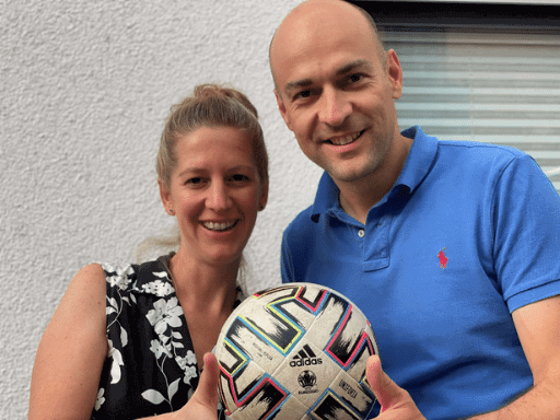 Christina Dolfus und Tobias Labermeier halten einen Fußball