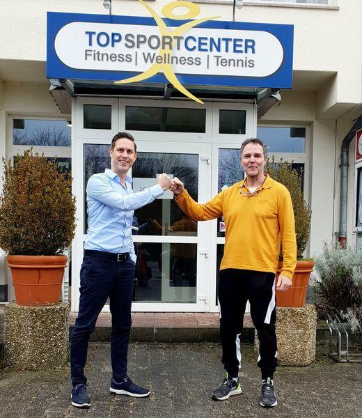 Tobias Würth und Karl-Heinz Schulz vor dem ehemaligen Sportcenter Niedernhausen